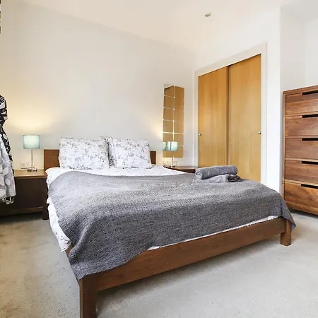 Central Modern With Parking * Bristol