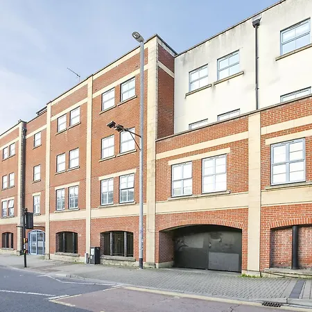 Central Modern With Parking Bristol