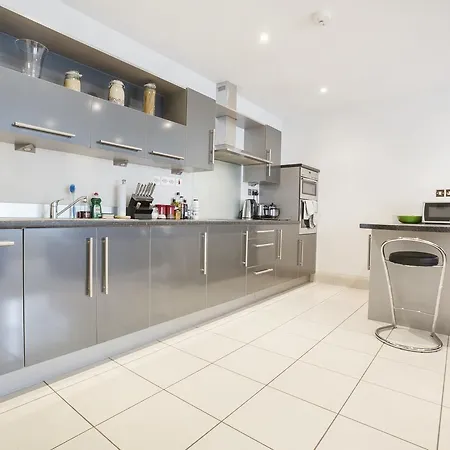 Apartment Central Modern With Parking Bristol